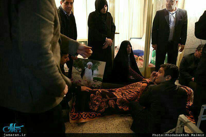 پيكر هاشمى رفسنجانی در كنار اتاق امام پس از مراسم وداع و قبل از تغسيل/عکس