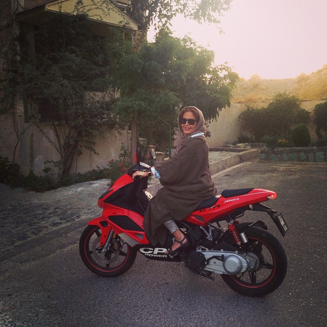 عکس/ الناز شاکردوست سوار موتور جدیدش!