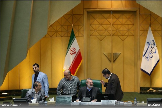 ژست متفاوت نماینده جنجالی مجلس در کنار لاریجانی/عکس