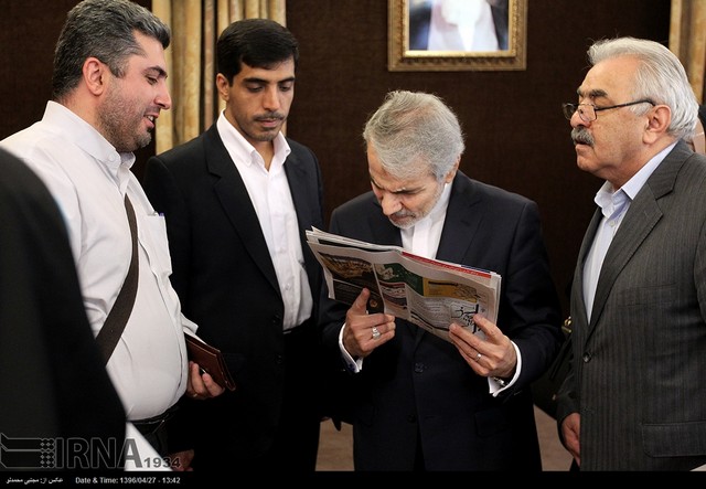 روزنامه خوانی نوبخت در حاشیه نشست خبری/عکس