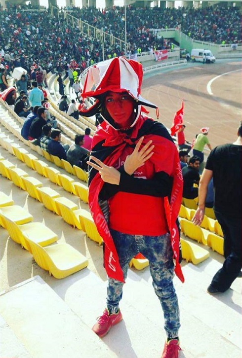 عکس دختر جوان پرسپولیسی در ورزشگاه اهواز