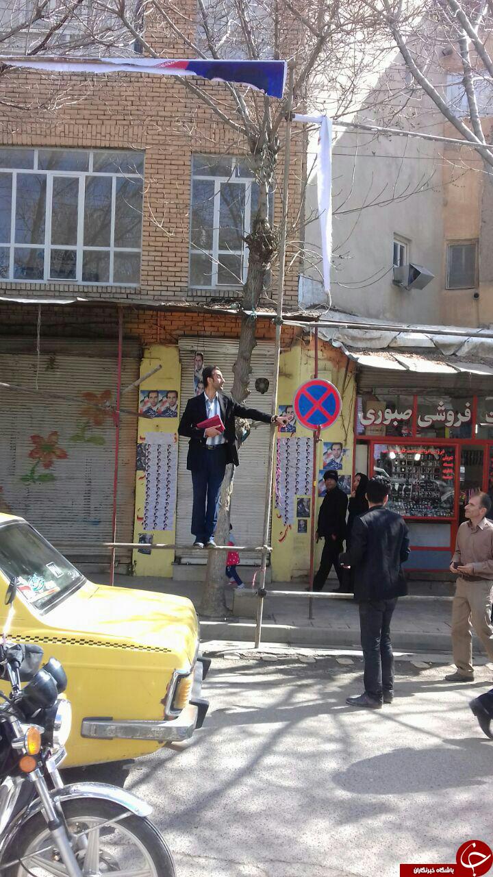 وقتی نامزد انتخاباتی جای بنر روی داربست ایستاد! + تصاویر