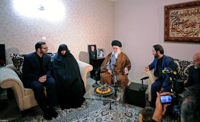 حضور رهبر انقلاب در منزل سردار شهید حسین همدانی و دیدار با خانواده ایشان