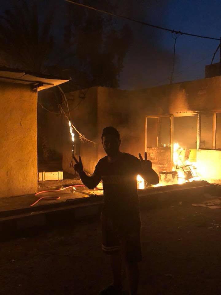 جزییات تعرض وحشیانه عراقی ها به کنسولگری ایران در بصره/کنسولگری ایران کاملا سوخته است + تصاویر