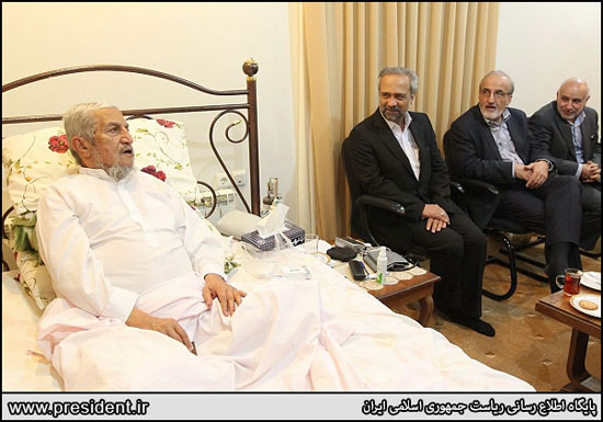 عیادت رئیس دفتر روحانی از آیت الله صانعی +عکس