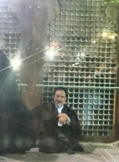 حجت السلام دعایی در داخل ضریح /عکس
