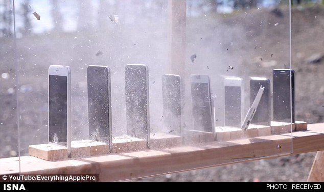 چند آیفون یک گلوله را متوقف می‌کند؟+ عکس