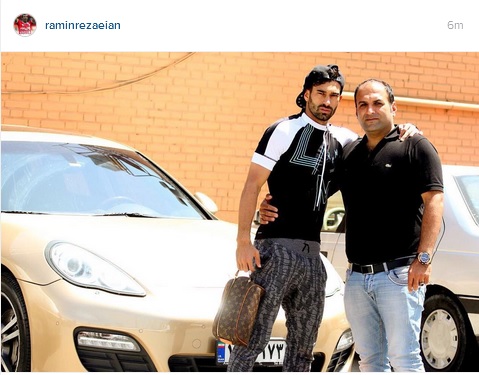 تیپ جدید ستاره پرسپولیس در کنار خودرو میلیاردی/ عکس