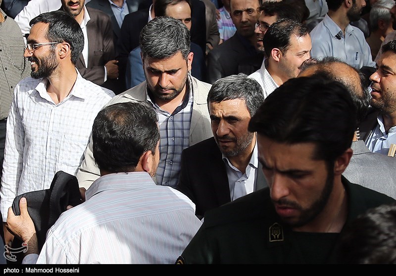 عکس/ محمود احمدی نژاد در مراسم تشییع 175 شهید غواص و 100 شهید گمنام