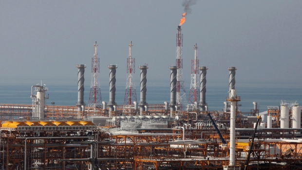 همکاری نفتی ایران و چین؛ اژدهای آسیا در مقابل آمریکا می‌ایستد!/ اگر چین نفت ایران را بخرد، قیمت‌ها پایین می‌آید؟