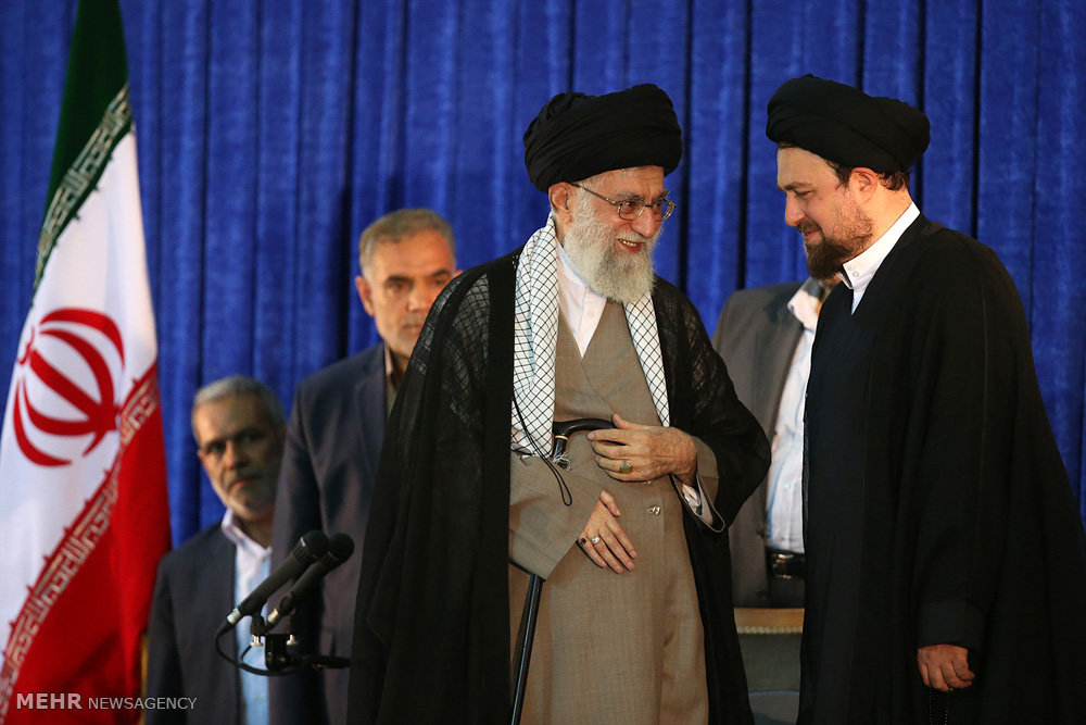 خوش‌وبش رهبری با سیدحسن آقا/ عکس