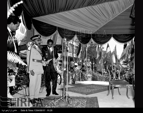 شهردار تهران کلید طلایی پایتخت را طی مراسم رسمی در میدان بیست و چهارم اسفند( میدان انقلاب) به هایل سلاسی امپراتور اتیوپی اهدا می کند.