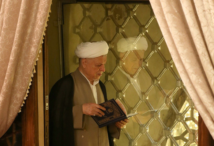 آیت‌الله در حرم امام رضا(ع)/عکس