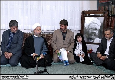 حضور روحانی در منزل شهید مطهری.