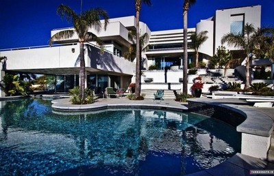 خانه ی Silicon Valley Mansion قیمت 100 میليون دلار این خانه یکی از گرانترین خانه ها در ایالات متحده ی آمریکا است. ۹ حمام و پنج اتاق خواب و استخر داخلی و خارجی دارد.