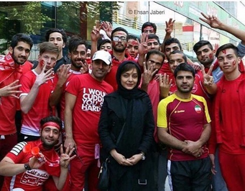 عکس ساره بیات در میان هواداران دربی