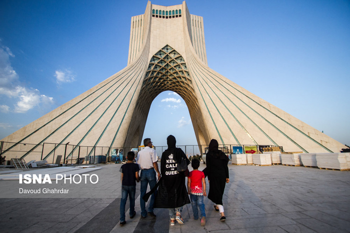 (تصاویر) مانتویی که صاحبش را ملکه می‌کند