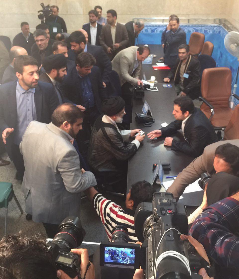 لحظه ثبت نام رئیسی در انتخابات ریاست جمهوری/عکس