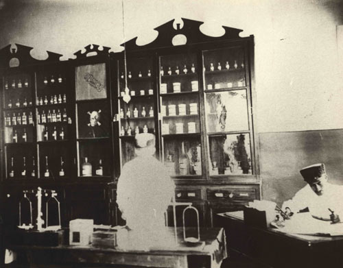 داروخانه‎ در تهران سال ۱۳۰۰/تصویر