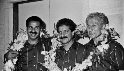 منصور پورحیدری به همراه سایر اعضای کادر فنی تیم فوتبال استقلال پس از قهرمانی در جام باشگاه های آسیا در سال 1370.