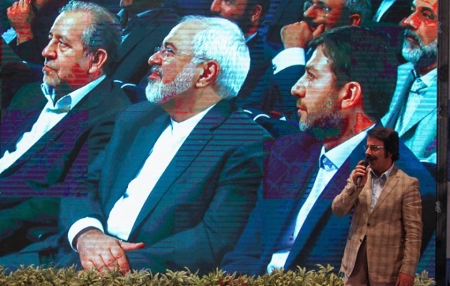 هدیه ای که ظریف از یک خواننده گرفت/عکس