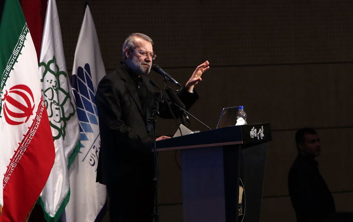 (تصاویر) اعتراض آمر به معروف به لاریجانی