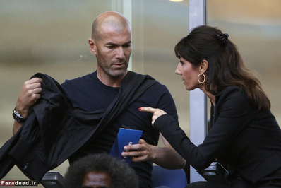 زیدان و همسرش در جایگاه تماشاگران دیدار دوستانه تیم ملی فرانسه و بلژیک در 