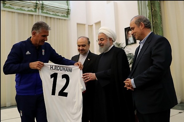 دیدار اعضای تیم ملی فوتبال با رییس‌جمهور/ پیراهن شماره 12 به روحانی اهدا شد/کی‌روش: از نام ایران در روسیه دفاع می‌کنیم + تصاویر