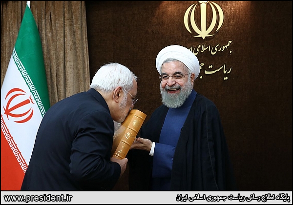 خنده روحانی و بوسه ظریف بر قرآن/ عکس