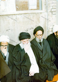  آیت الله العظمی سید محمدرضا گلپایگانی در مراسم ترحیم مرحوم علامه طباطبایی در مدرسه فیضیه قم. در تصویر آیات جوادی آملی و سید حسین بدلا دیده می‌شوند