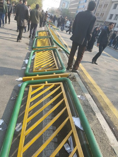 نرده های شکسته شده خیابان انقلاب بر اثر سیل جمعیت/عکس