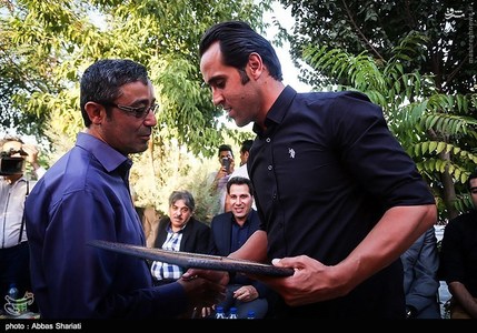 علی کریمی بر مزار بابک معصومی/عکس