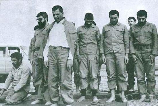 تصویر کمتر دیده شده از آیت الله هاشمی و روحانی در نماز جماعت جبهه