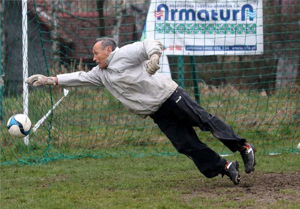 آمادگی بدنی فوتبالیست 80 ساله لهستانی!/عکس
