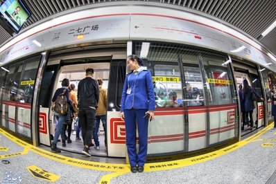 ساعت 7 عصر: مامور مترو در حال مشاهده و کنترل در ورودی/این کار پیش از هربار حرکت توسط ماموران مربوطه انجام می شود