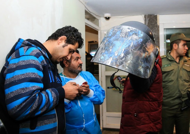 وقتی به مامور نیروی انتظامی هم رحم نمی‌کنند!/ عکس