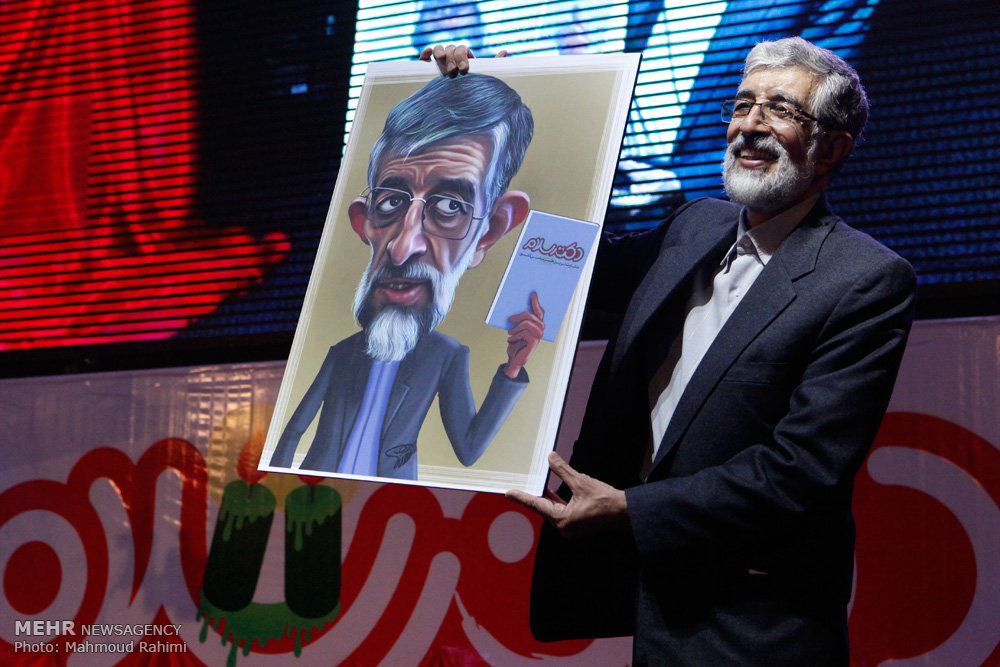 خنده ضرغامی و حدادعادل به کاریکاتورهایشان /عکس