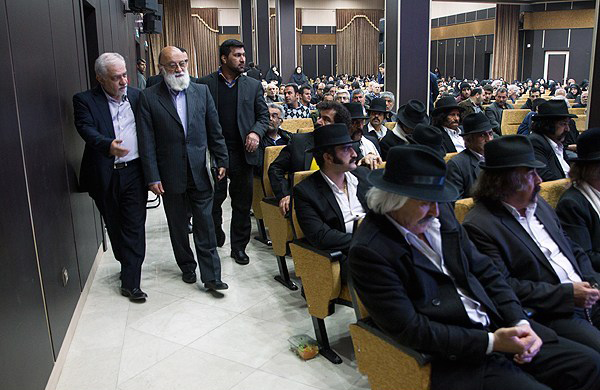 (تصاویر) حضور کلاه مخملی‌ها در همایش اصولگرایان