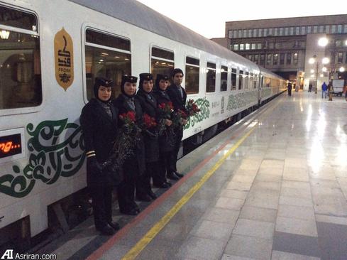 مهمانداران و مسافران ساعت ١٧:٢٢ قطار ٥ستاره فدك به مقصد مشهدمقدس، يادبود سومين روز درگذشت هموطنان مان در سانحه هفت خوان را با گلباران محل حادثه، گرامي مي دارند.