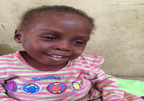 تصاویری تکان دهنده از کودکی که به حال مرگ رها شده بود