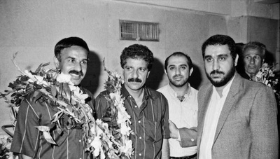 منصور پورحیدری به همراه سایر اعضای کادر فنی تیم فوتبال استقلال پس از قهرمانی در جام باشگاه های آسیا در سال 1370.