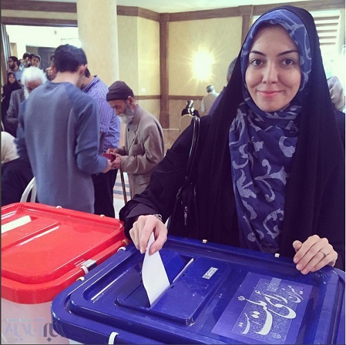 آزاده نامداری پای صندوق رای/عکس