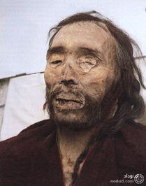 کشف این مومیایی مورخان را وادار کرد در مورد تعامل تمدن های شرقی و غربی تجدید نظر کنند. این مومیایی ۳۰۰۰ ساله اروپایی است، اما در چین کشف شده است. او در کنار سه زن و یک کودک در ترکستان چین پیدا شد. لباس های مومیایی به اندازه خود او گیج کننده بود، چون از پشم اروپایی ساخته شده بودند. آزمایش های DNA نشان می داد که این مرد و کسانی که همراه او دفن شده بودند در واقع اروپایی بودند. اما این که چطور از چین سردرآورده اند مشخص نیست