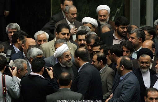 روحانی با استقبال کدام نمایندگان وارد صحن علنی مجلس شد؟/ عکس