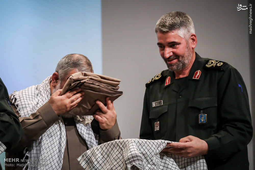 بوسه سردارنقدی بر لباس بسیج/عکس