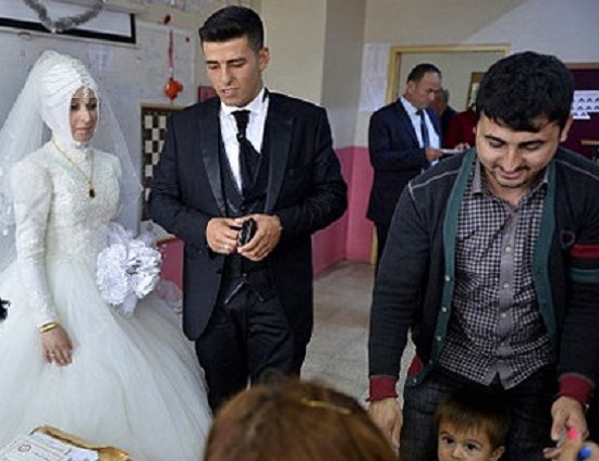 جشن عروسی پای صندوق رای در ترکیه + عکس