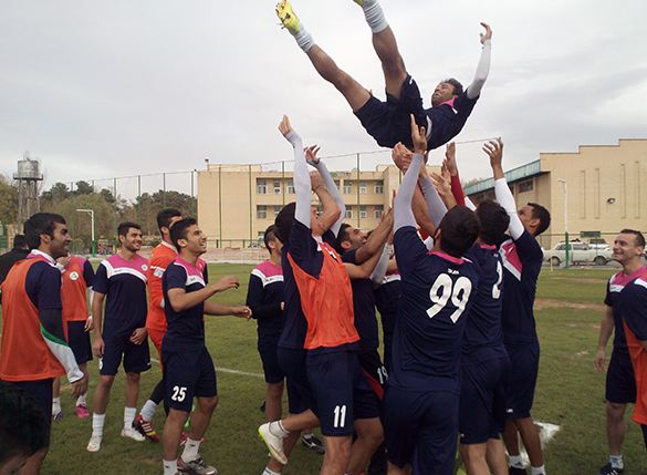 پرتاب مهدی رجب زاده به آسمان اصفهان (عکس)