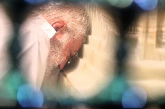 تصوير ويژه‌ از راز و نياز صبح امروز رهبر انقلاب در كنار مضجع امام رضا(ع)