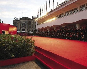 خبرنگاران منتظر روی فرش قرمز جشنواره ونیز