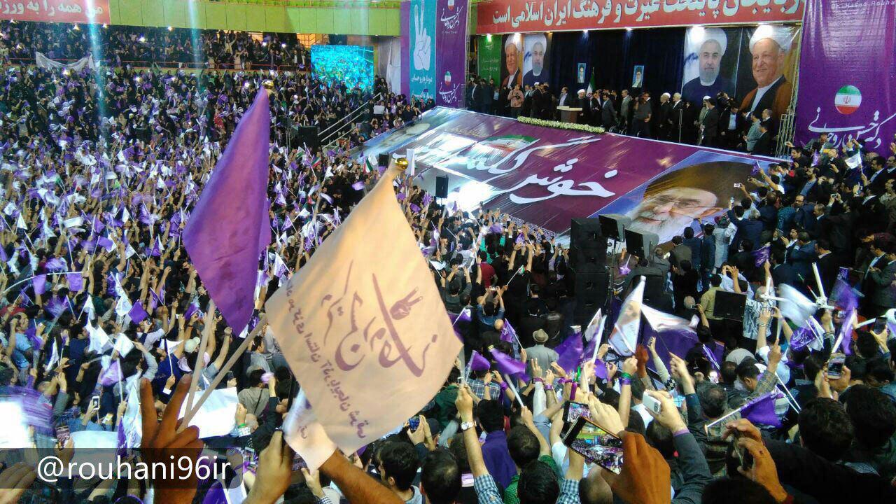 ورود روحانی به جمع هوادرانش در تبریز/عکس